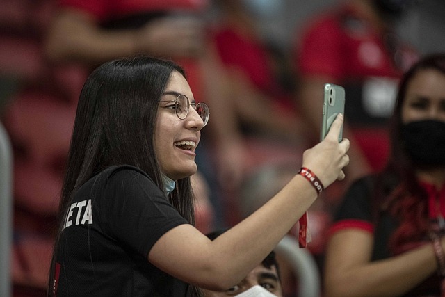 而且在社交 而且在社交